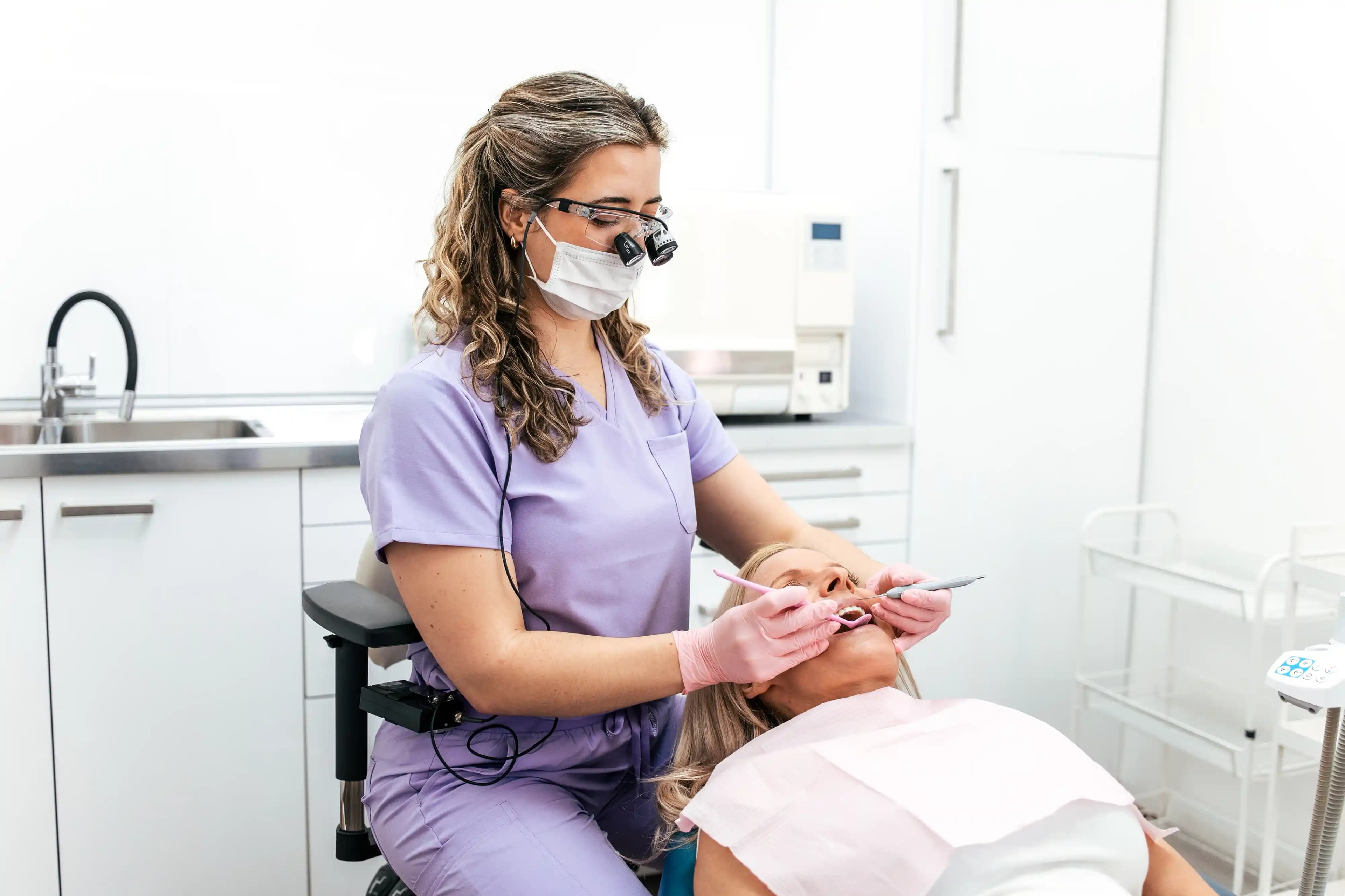 Blanka Šebková provádí profesionální dentální hygienu – ošetření v ordinaci
